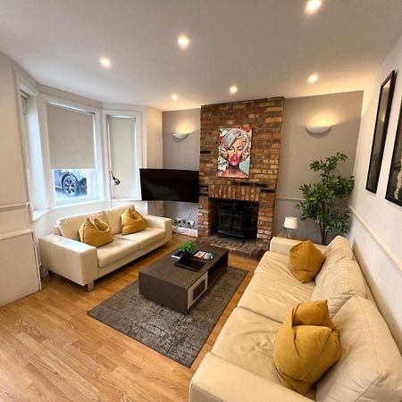 Great 4 Bedroom House - Great Location - Garden - Parking - Fast Wifi - Smart Tv - Newly Decorated - Sleeps Up To 8! Only 10 Mins Drive To Sandbanks Beach! Close To Poole & Bournemouth Luaran gambar