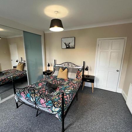 Great 4 Bedroom House - Great Location - Garden - Parking - Fast Wifi - Smart Tv - Newly Decorated - Sleeps Up To 8! Only 10 Mins Drive To Sandbanks Beach! Close To Poole & Bournemouth Luaran gambar