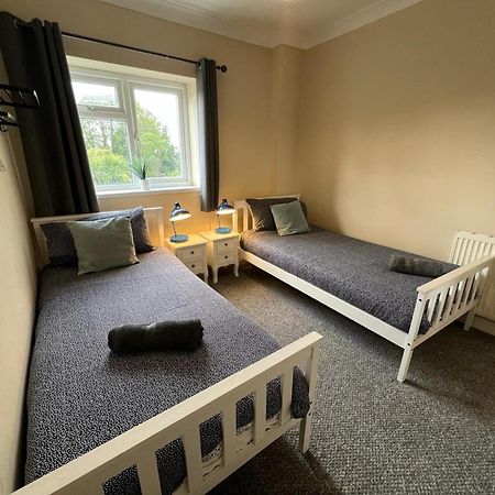 Great 4 Bedroom House - Great Location - Garden - Parking - Fast Wifi - Smart Tv - Newly Decorated - Sleeps Up To 8! Only 10 Mins Drive To Sandbanks Beach! Close To Poole & Bournemouth Luaran gambar