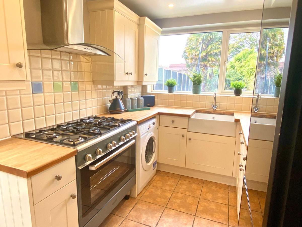 Great 4 Bedroom House - Great Location - Garden - Parking - Fast Wifi - Smart Tv - Newly Decorated - Sleeps Up To 8! Only 10 Mins Drive To Sandbanks Beach! Close To Poole & Bournemouth Luaran gambar