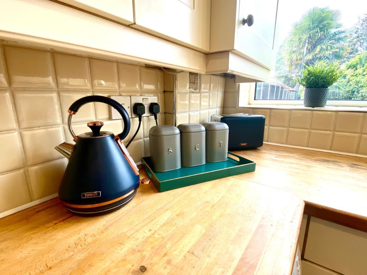 Great 4 Bedroom House - Great Location - Garden - Parking - Fast Wifi - Smart Tv - Newly Decorated - Sleeps Up To 8! Only 10 Mins Drive To Sandbanks Beach! Close To Poole & Bournemouth Luaran gambar