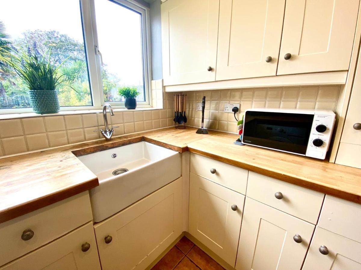 Great 4 Bedroom House - Great Location - Garden - Parking - Fast Wifi - Smart Tv - Newly Decorated - Sleeps Up To 8! Only 10 Mins Drive To Sandbanks Beach! Close To Poole & Bournemouth Luaran gambar