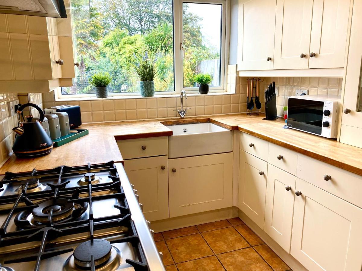 Great 4 Bedroom House - Great Location - Garden - Parking - Fast Wifi - Smart Tv - Newly Decorated - Sleeps Up To 8! Only 10 Mins Drive To Sandbanks Beach! Close To Poole & Bournemouth Luaran gambar