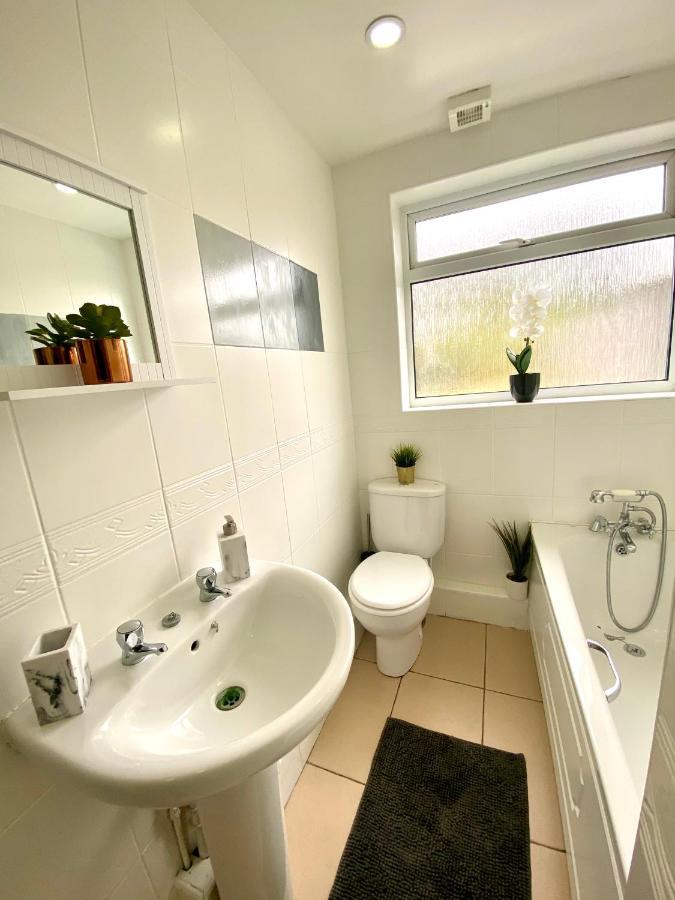Great 4 Bedroom House - Great Location - Garden - Parking - Fast Wifi - Smart Tv - Newly Decorated - Sleeps Up To 8! Only 10 Mins Drive To Sandbanks Beach! Close To Poole & Bournemouth Luaran gambar