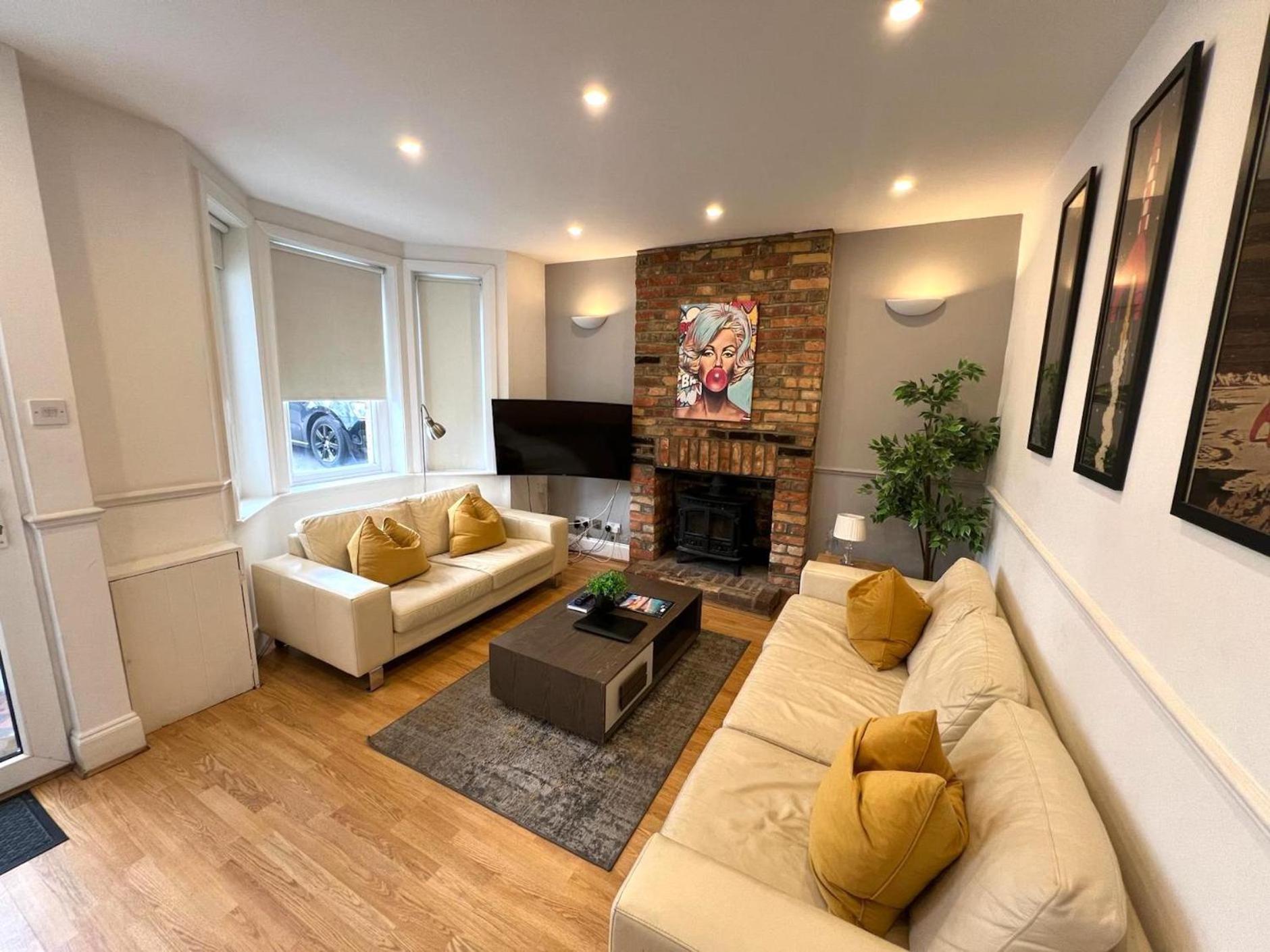 Great 4 Bedroom House - Great Location - Garden - Parking - Fast Wifi - Smart Tv - Newly Decorated - Sleeps Up To 8! Only 10 Mins Drive To Sandbanks Beach! Close To Poole & Bournemouth Luaran gambar