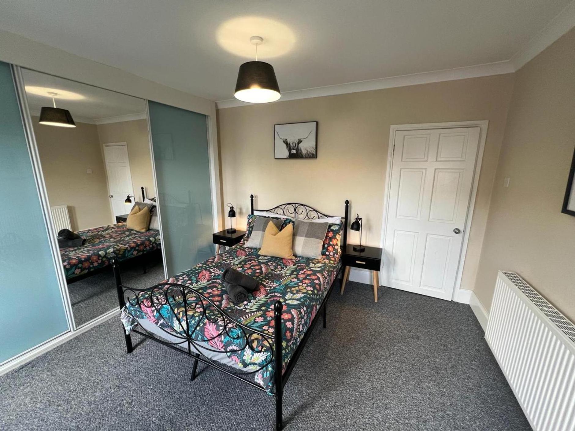 Great 4 Bedroom House - Great Location - Garden - Parking - Fast Wifi - Smart Tv - Newly Decorated - Sleeps Up To 8! Only 10 Mins Drive To Sandbanks Beach! Close To Poole & Bournemouth Luaran gambar