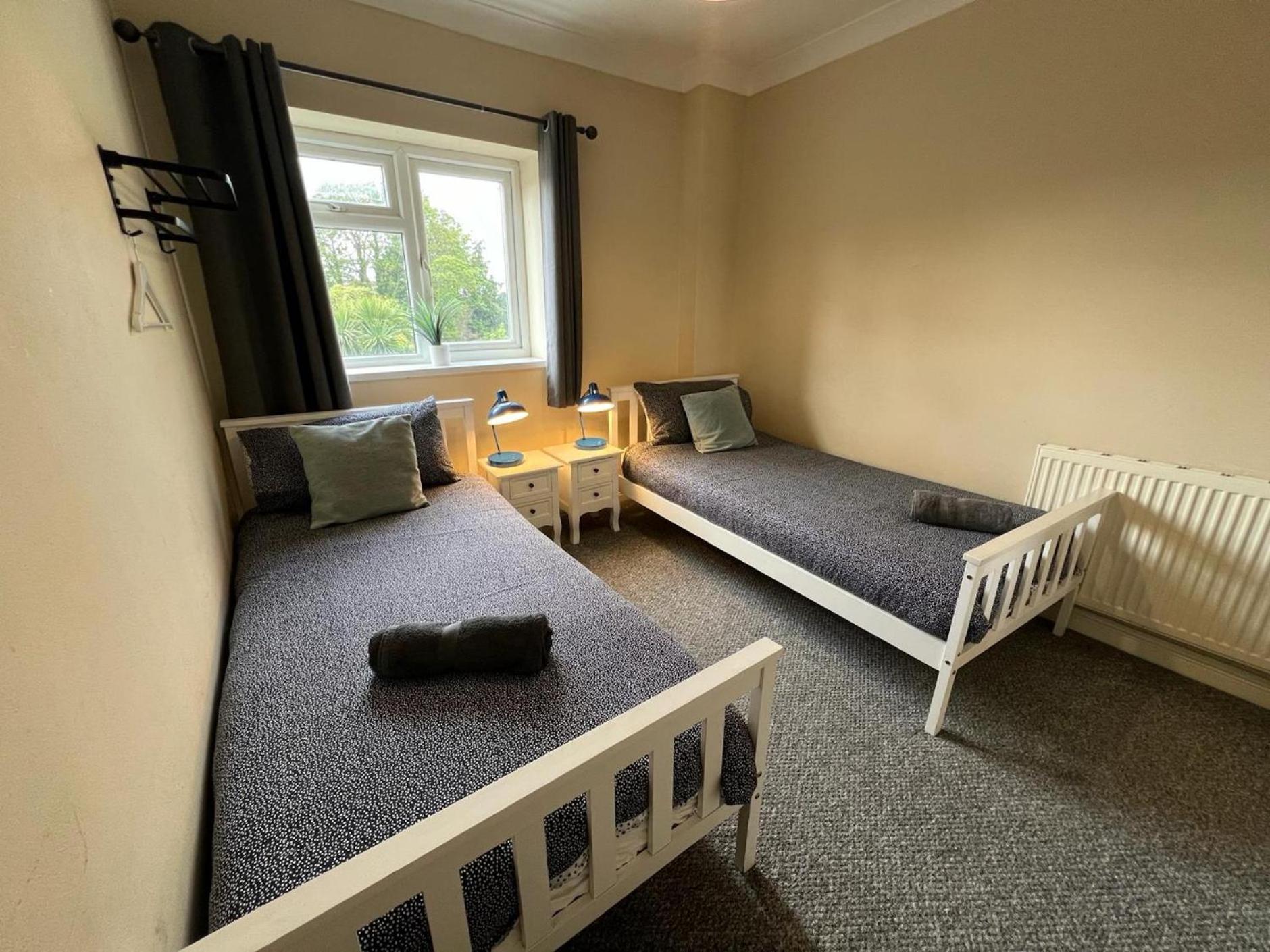 Great 4 Bedroom House - Great Location - Garden - Parking - Fast Wifi - Smart Tv - Newly Decorated - Sleeps Up To 8! Only 10 Mins Drive To Sandbanks Beach! Close To Poole & Bournemouth Luaran gambar