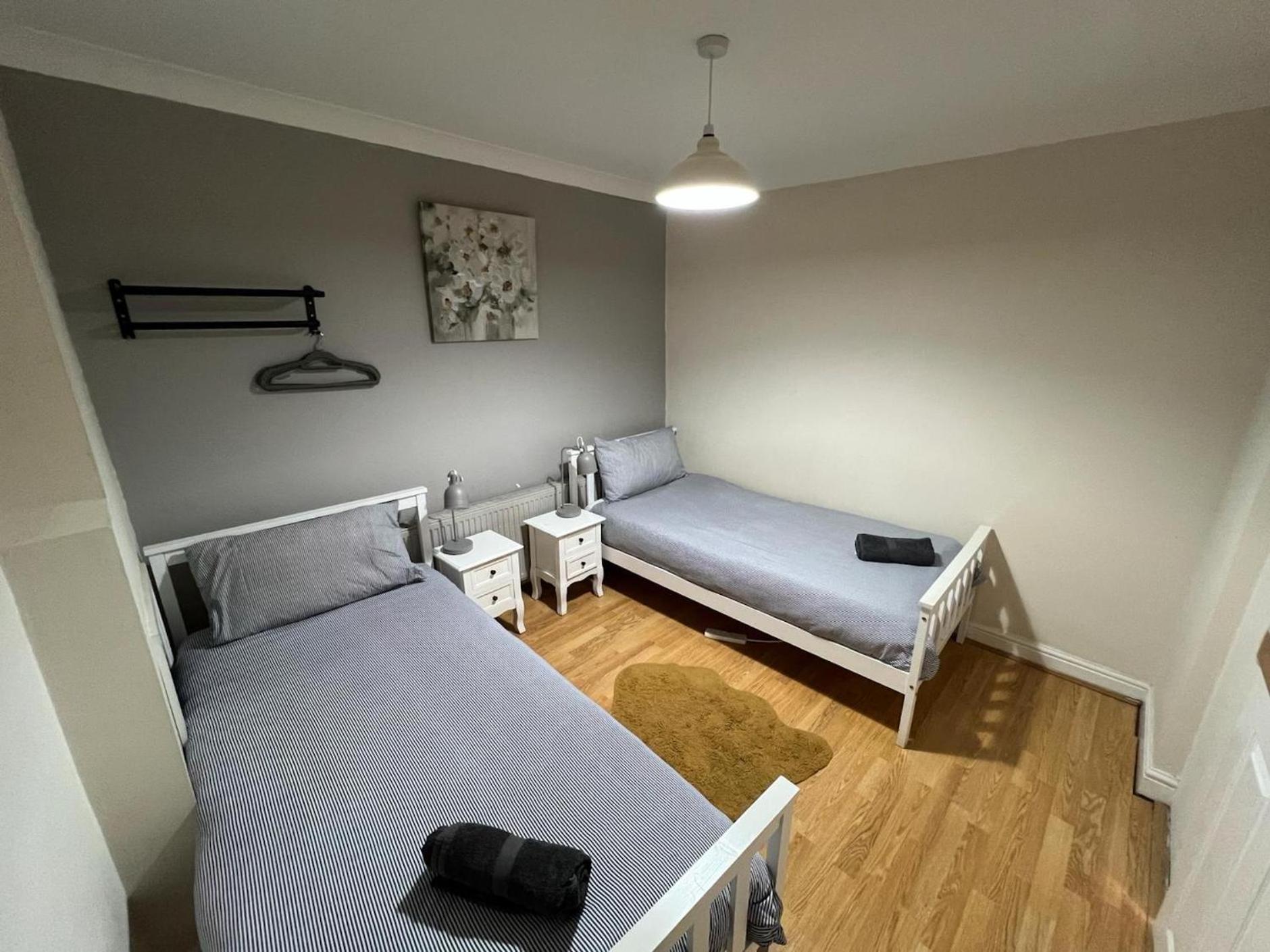 Great 4 Bedroom House - Great Location - Garden - Parking - Fast Wifi - Smart Tv - Newly Decorated - Sleeps Up To 8! Only 10 Mins Drive To Sandbanks Beach! Close To Poole & Bournemouth Luaran gambar
