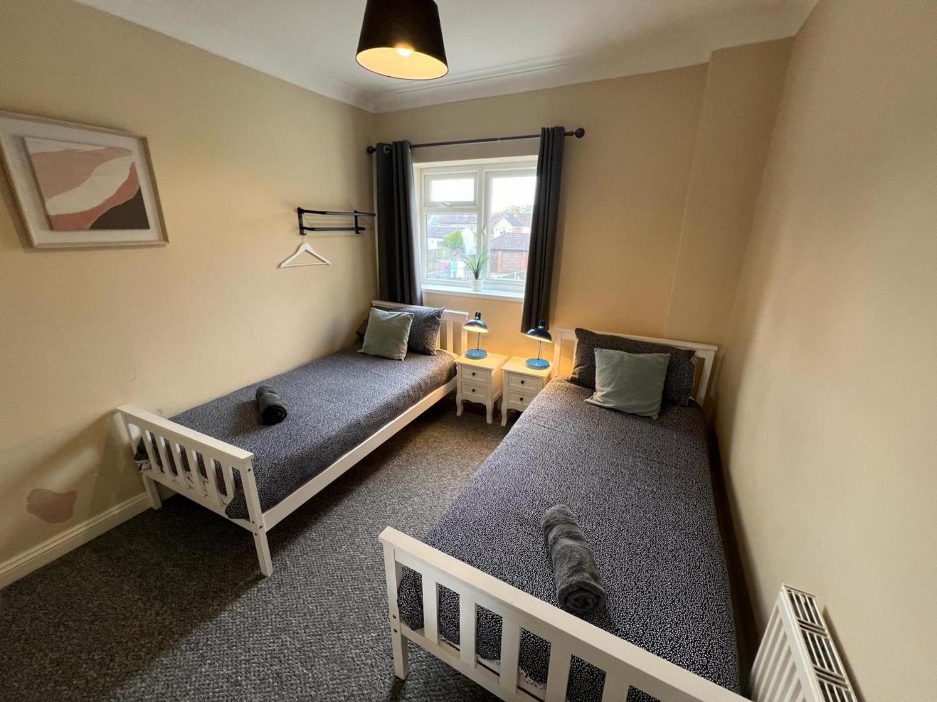Great 4 Bedroom House - Great Location - Garden - Parking - Fast Wifi - Smart Tv - Newly Decorated - Sleeps Up To 8! Only 10 Mins Drive To Sandbanks Beach! Close To Poole & Bournemouth Luaran gambar