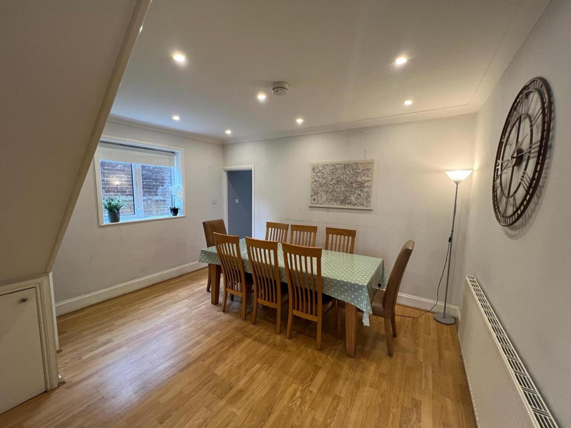 Great 4 Bedroom House - Great Location - Garden - Parking - Fast Wifi - Smart Tv - Newly Decorated - Sleeps Up To 8! Only 10 Mins Drive To Sandbanks Beach! Close To Poole & Bournemouth Luaran gambar