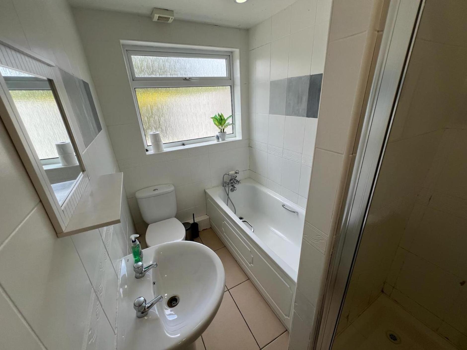 Great 4 Bedroom House - Great Location - Garden - Parking - Fast Wifi - Smart Tv - Newly Decorated - Sleeps Up To 8! Only 10 Mins Drive To Sandbanks Beach! Close To Poole & Bournemouth Luaran gambar