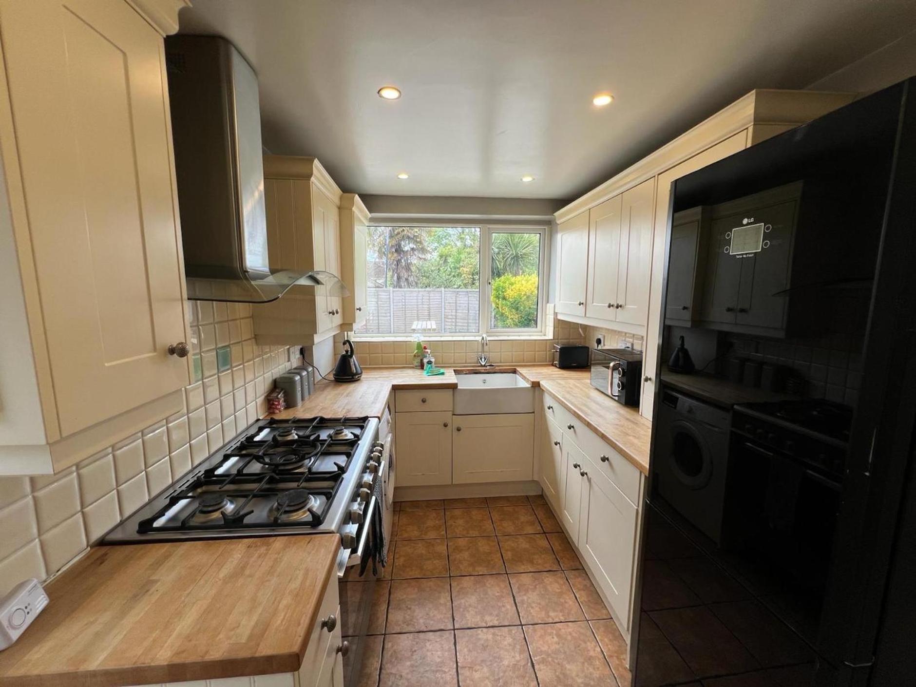 Great 4 Bedroom House - Great Location - Garden - Parking - Fast Wifi - Smart Tv - Newly Decorated - Sleeps Up To 8! Only 10 Mins Drive To Sandbanks Beach! Close To Poole & Bournemouth Luaran gambar