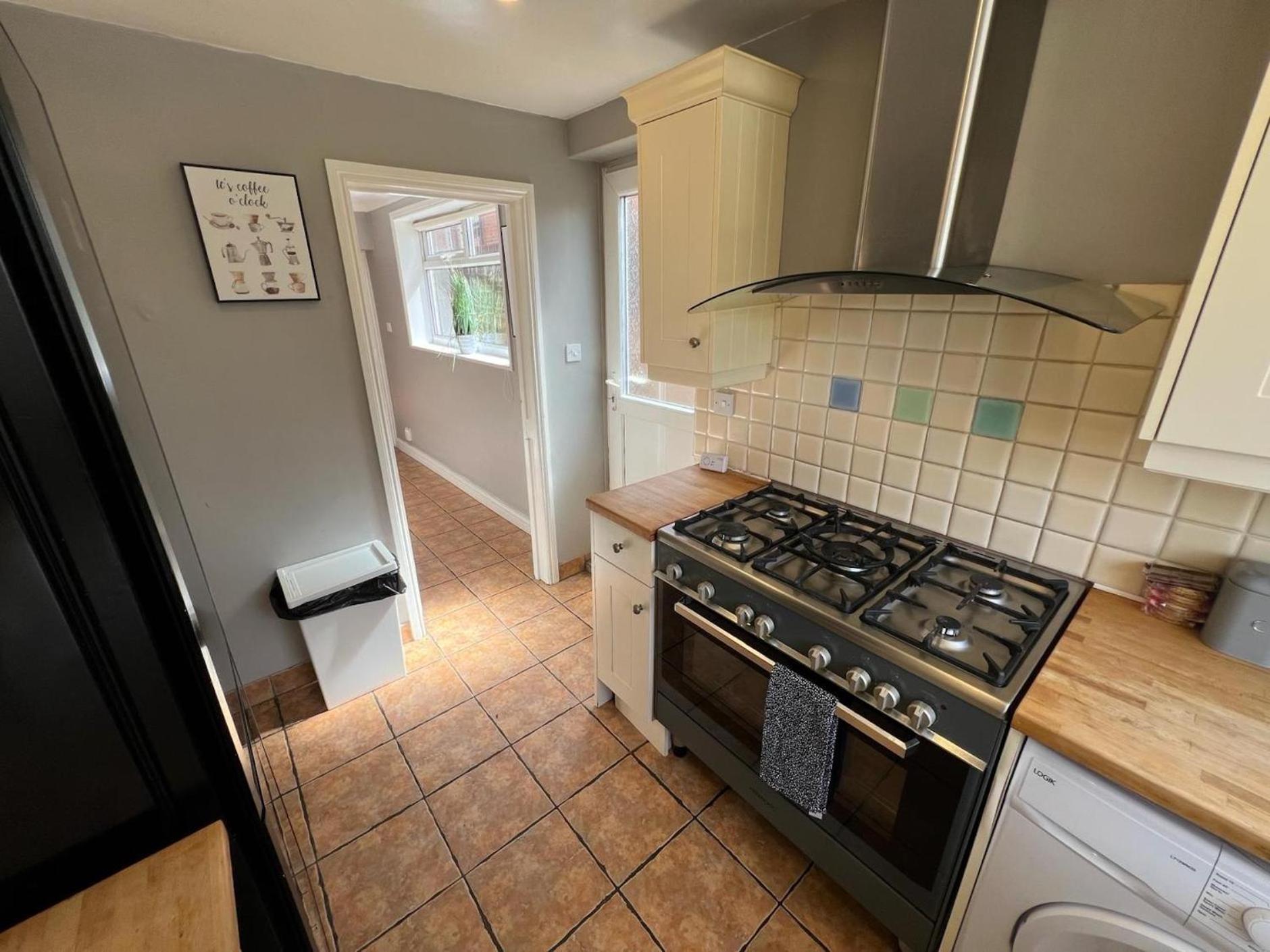 Great 4 Bedroom House - Great Location - Garden - Parking - Fast Wifi - Smart Tv - Newly Decorated - Sleeps Up To 8! Only 10 Mins Drive To Sandbanks Beach! Close To Poole & Bournemouth Luaran gambar