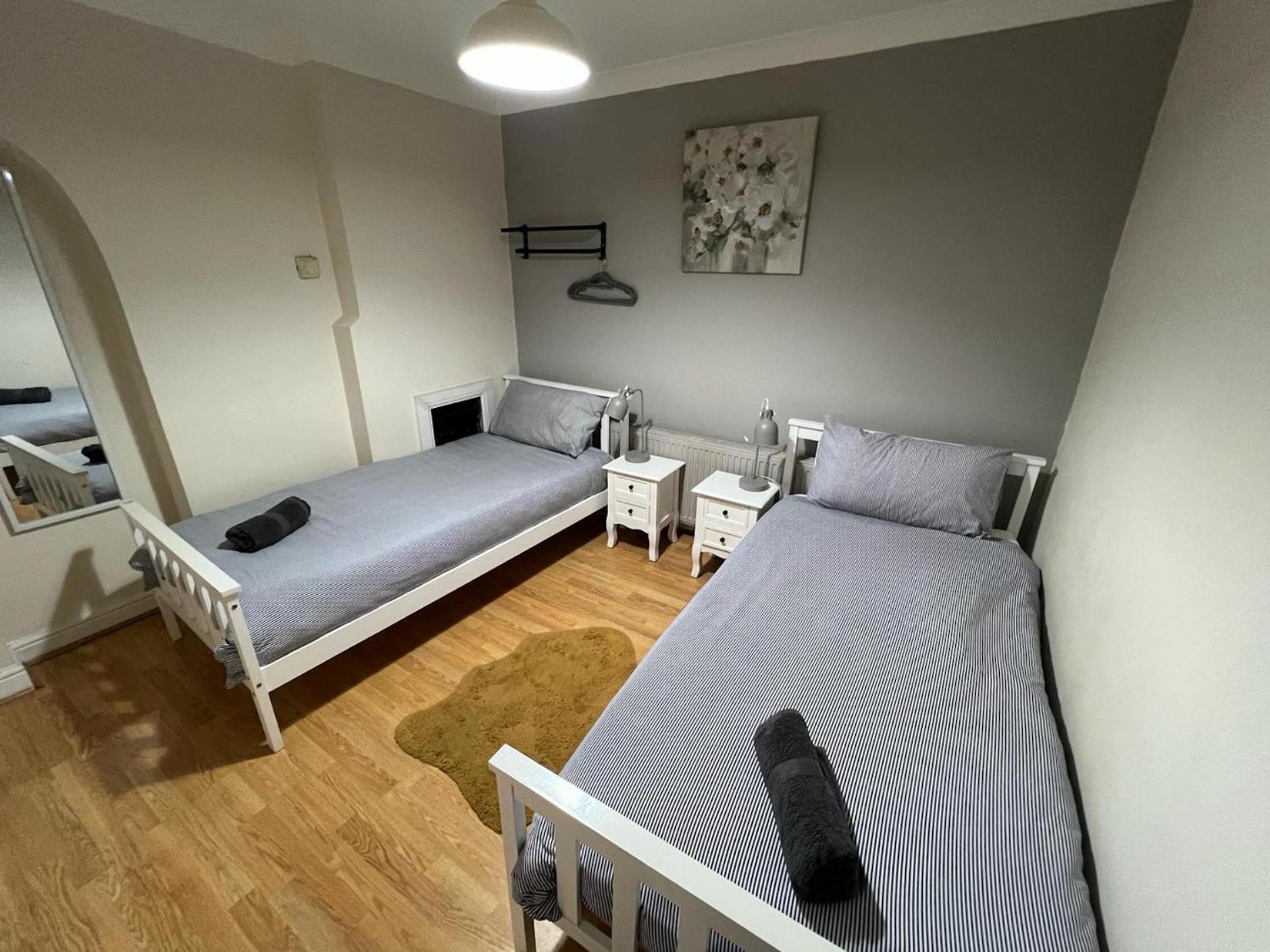 Great 4 Bedroom House - Great Location - Garden - Parking - Fast Wifi - Smart Tv - Newly Decorated - Sleeps Up To 8! Only 10 Mins Drive To Sandbanks Beach! Close To Poole & Bournemouth Luaran gambar