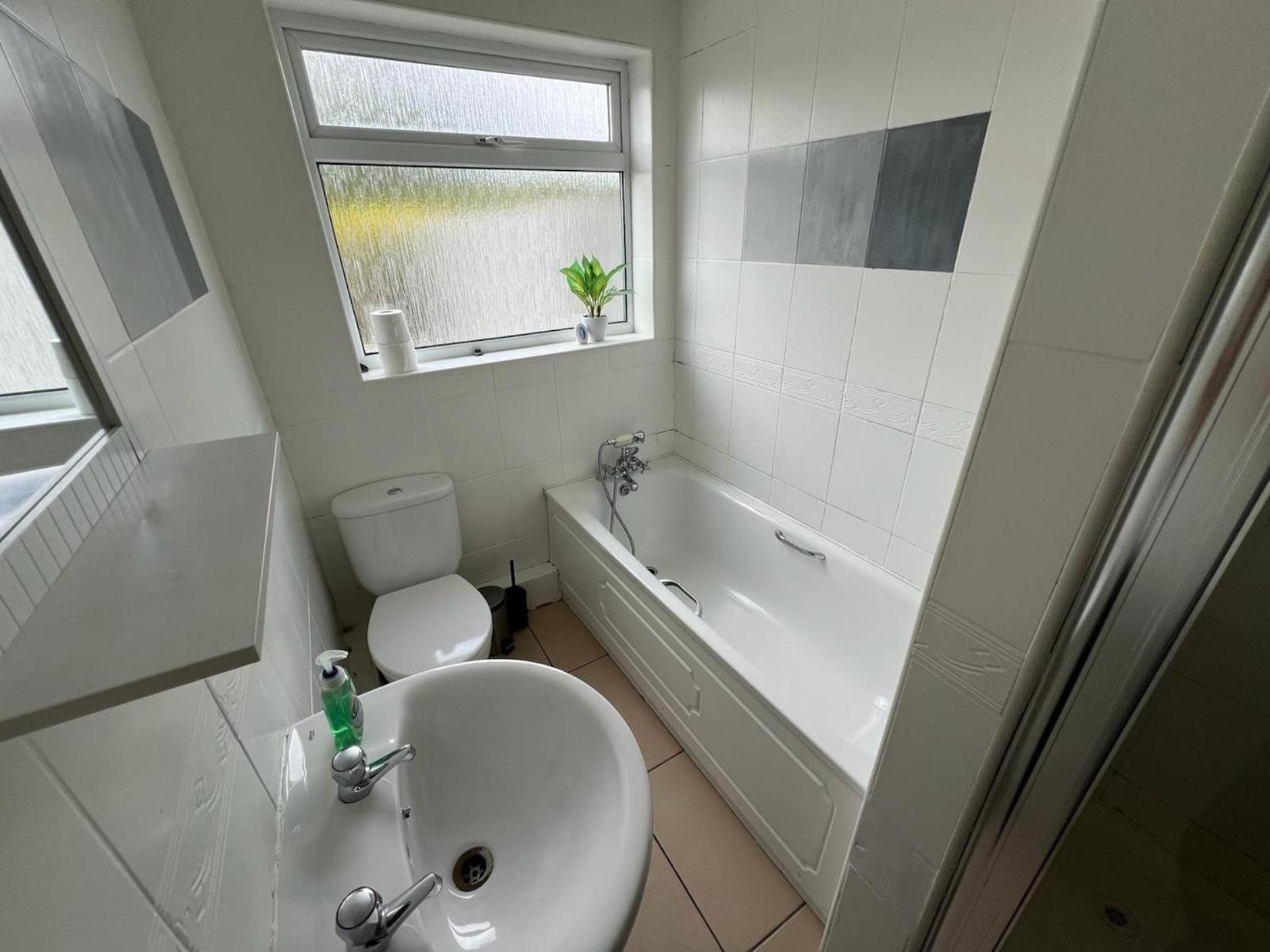 Great 4 Bedroom House - Great Location - Garden - Parking - Fast Wifi - Smart Tv - Newly Decorated - Sleeps Up To 8! Only 10 Mins Drive To Sandbanks Beach! Close To Poole & Bournemouth Luaran gambar