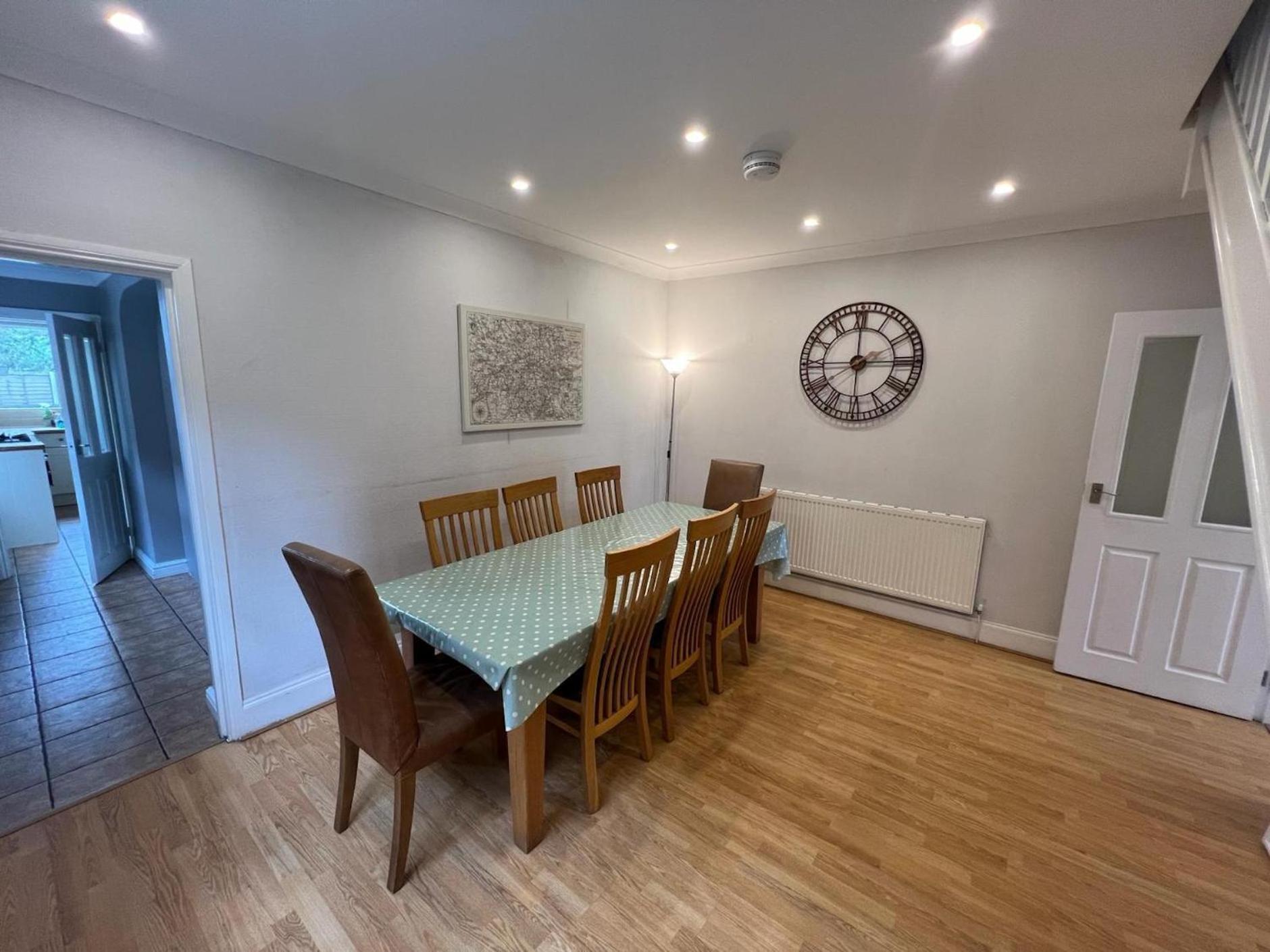 Great 4 Bedroom House - Great Location - Garden - Parking - Fast Wifi - Smart Tv - Newly Decorated - Sleeps Up To 8! Only 10 Mins Drive To Sandbanks Beach! Close To Poole & Bournemouth Luaran gambar