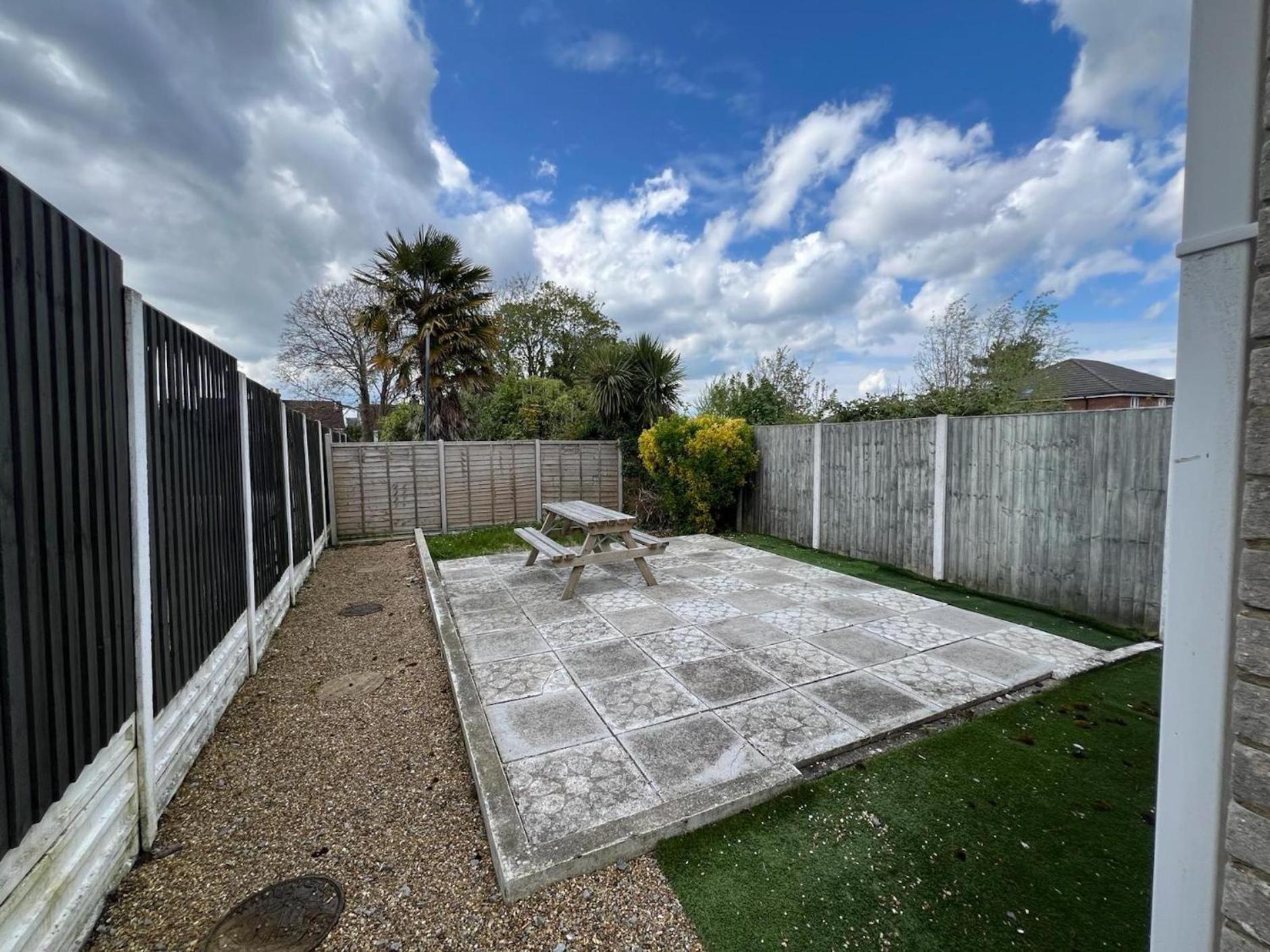 Great 4 Bedroom House - Great Location - Garden - Parking - Fast Wifi - Smart Tv - Newly Decorated - Sleeps Up To 8! Only 10 Mins Drive To Sandbanks Beach! Close To Poole & Bournemouth Luaran gambar