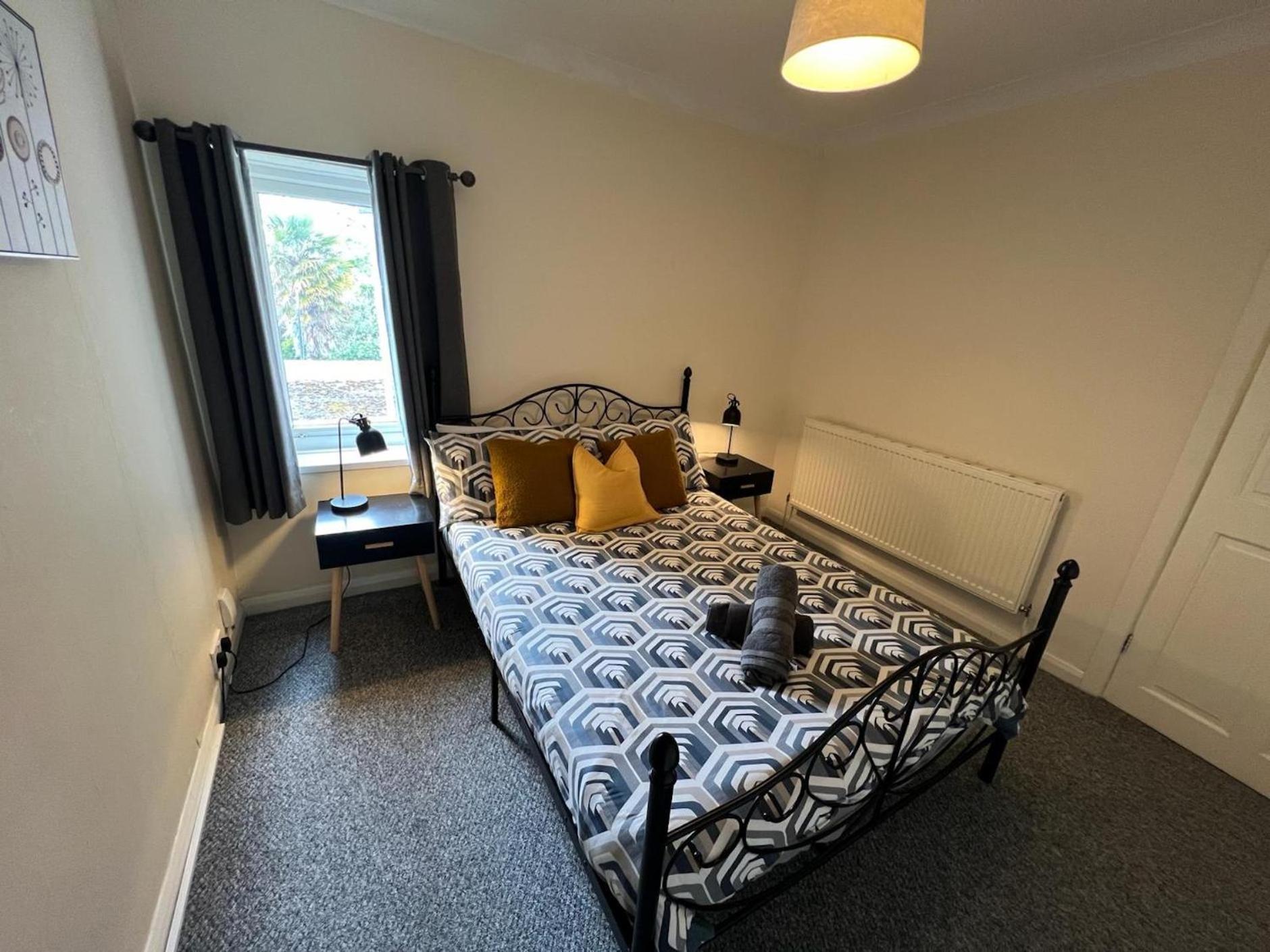 Great 4 Bedroom House - Great Location - Garden - Parking - Fast Wifi - Smart Tv - Newly Decorated - Sleeps Up To 8! Only 10 Mins Drive To Sandbanks Beach! Close To Poole & Bournemouth Luaran gambar