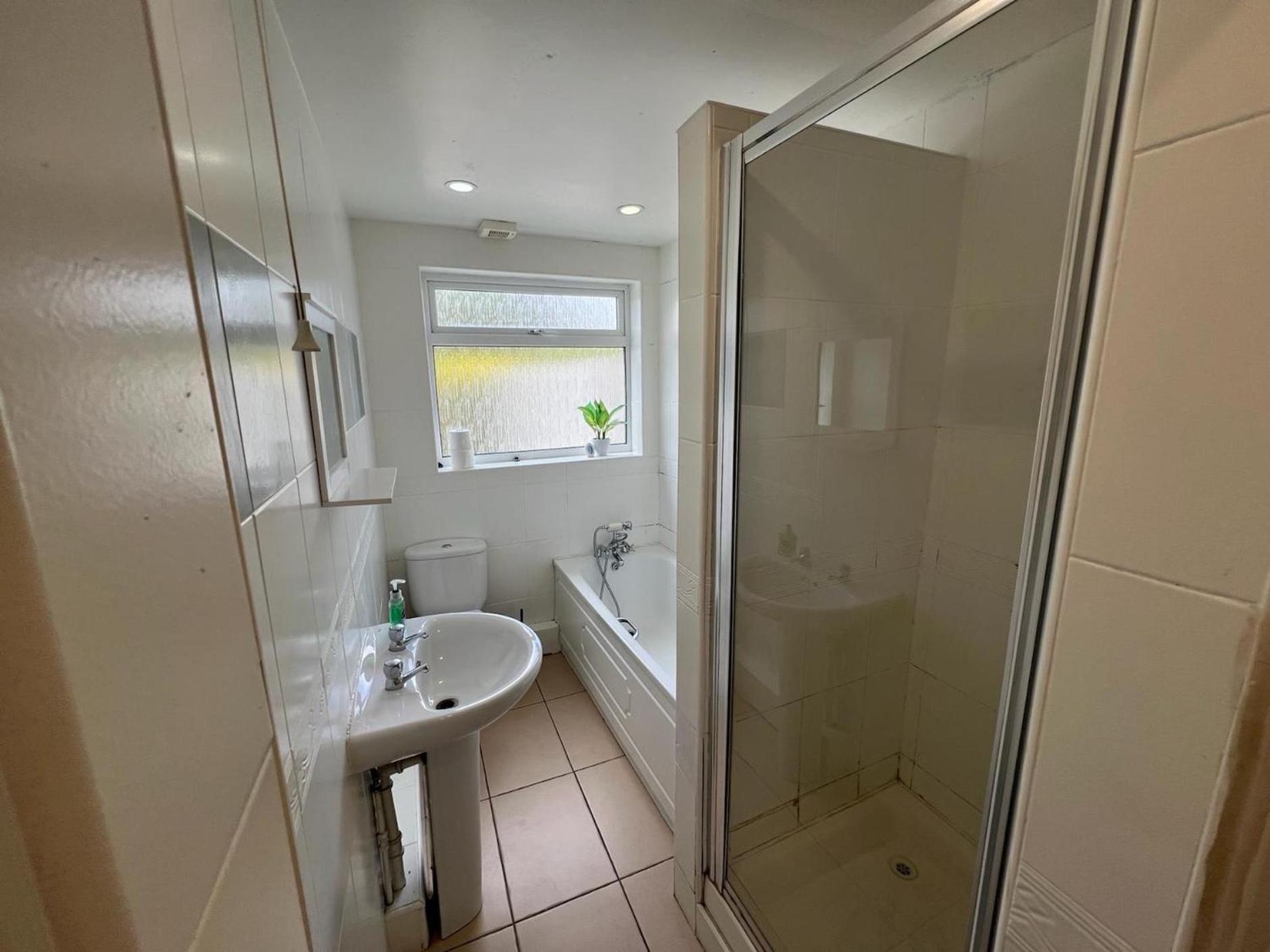 Great 4 Bedroom House - Great Location - Garden - Parking - Fast Wifi - Smart Tv - Newly Decorated - Sleeps Up To 8! Only 10 Mins Drive To Sandbanks Beach! Close To Poole & Bournemouth Luaran gambar