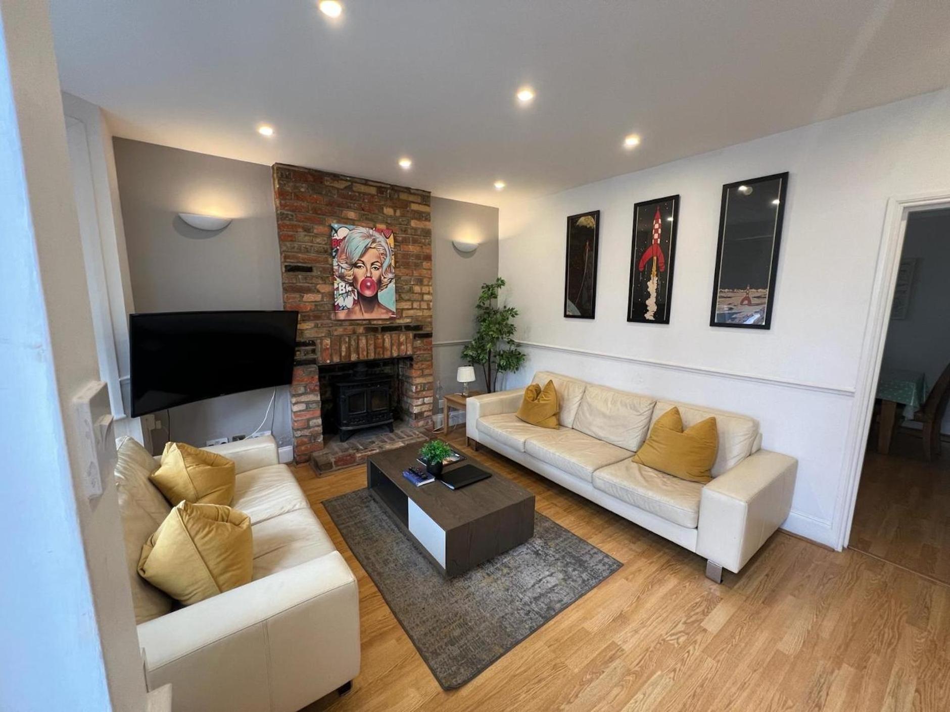 Great 4 Bedroom House - Great Location - Garden - Parking - Fast Wifi - Smart Tv - Newly Decorated - Sleeps Up To 8! Only 10 Mins Drive To Sandbanks Beach! Close To Poole & Bournemouth Luaran gambar