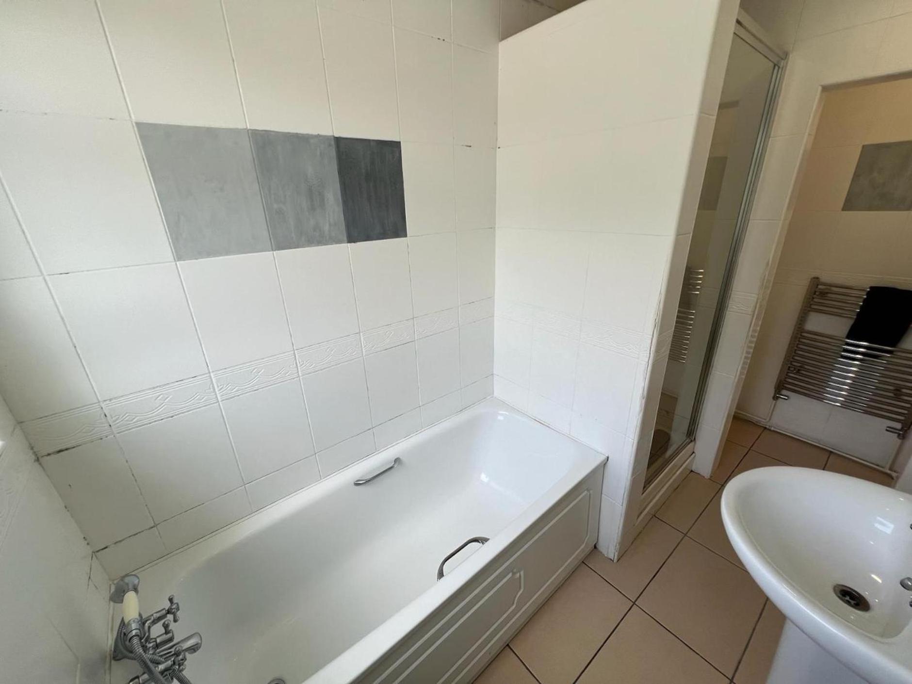 Great 4 Bedroom House - Great Location - Garden - Parking - Fast Wifi - Smart Tv - Newly Decorated - Sleeps Up To 8! Only 10 Mins Drive To Sandbanks Beach! Close To Poole & Bournemouth Luaran gambar