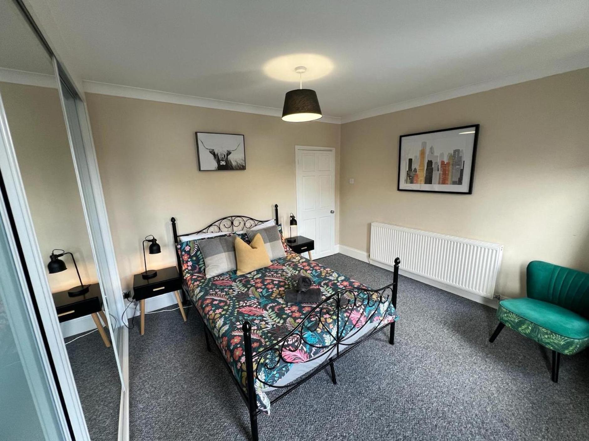 Great 4 Bedroom House - Great Location - Garden - Parking - Fast Wifi - Smart Tv - Newly Decorated - Sleeps Up To 8! Only 10 Mins Drive To Sandbanks Beach! Close To Poole & Bournemouth Luaran gambar