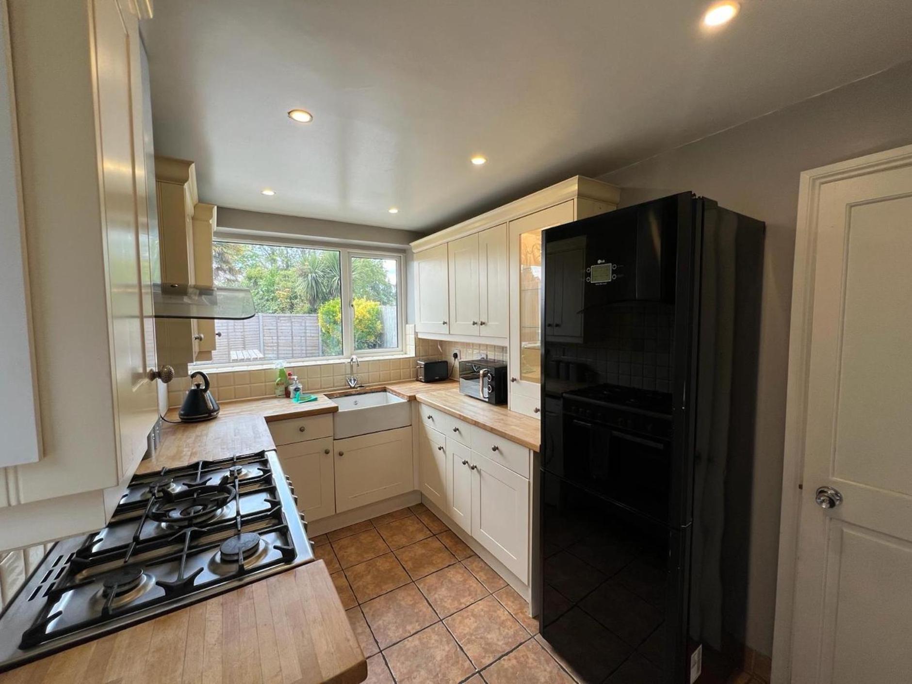 Great 4 Bedroom House - Great Location - Garden - Parking - Fast Wifi - Smart Tv - Newly Decorated - Sleeps Up To 8! Only 10 Mins Drive To Sandbanks Beach! Close To Poole & Bournemouth Luaran gambar